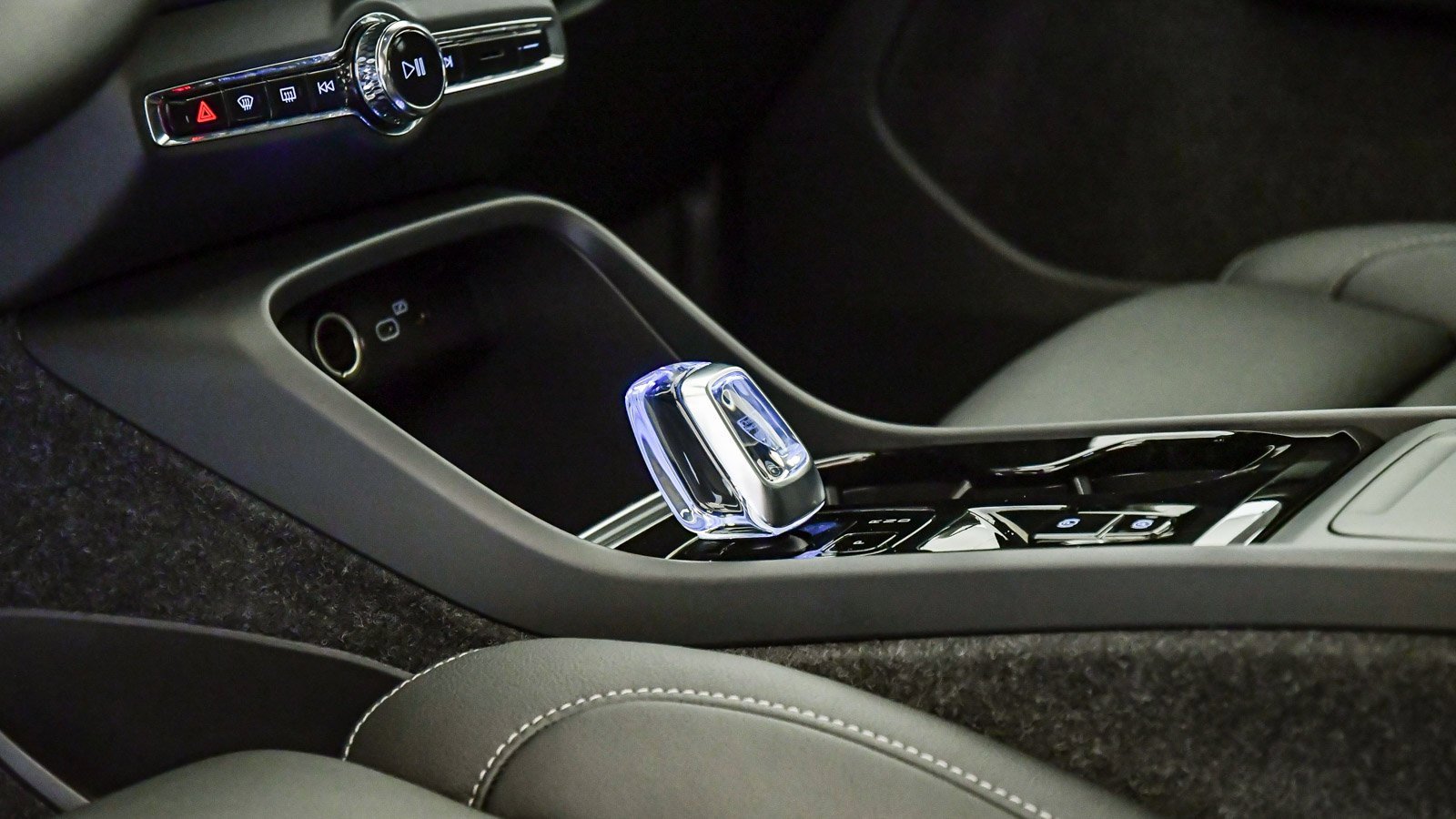 Certified 2025 Volvo XC40 B5 Plus w/ Climate Package image 19