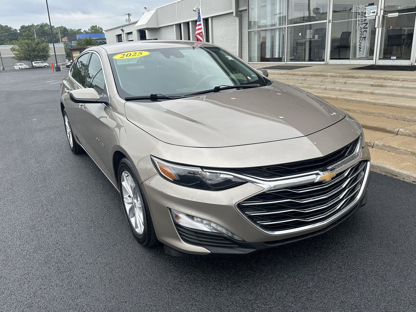 Used 2025 Chevrolet Malibu LT FWD image 3