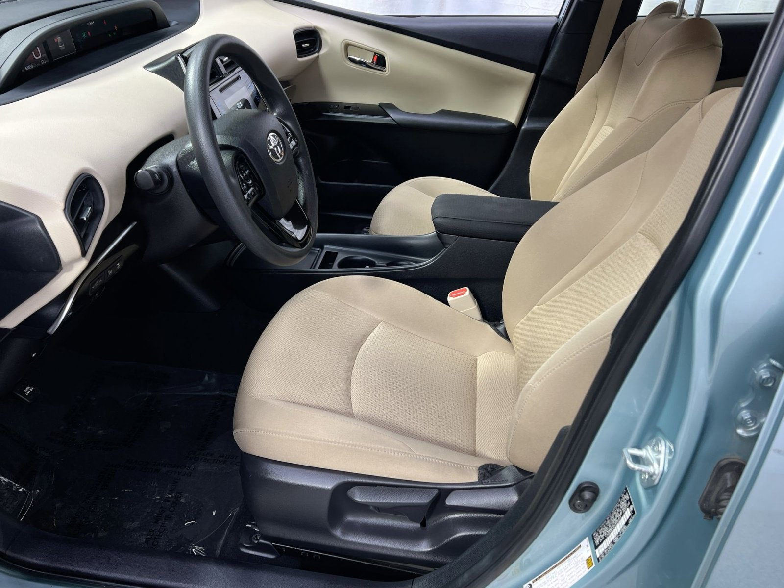 Used 2019 Toyota Prius LE image 2