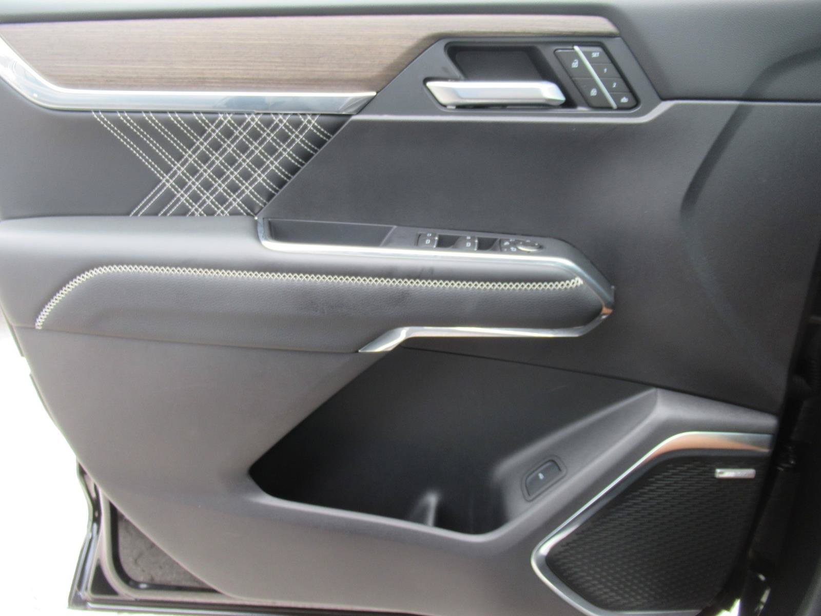 Used 2025 GMC Acadia Denali FWD image 21