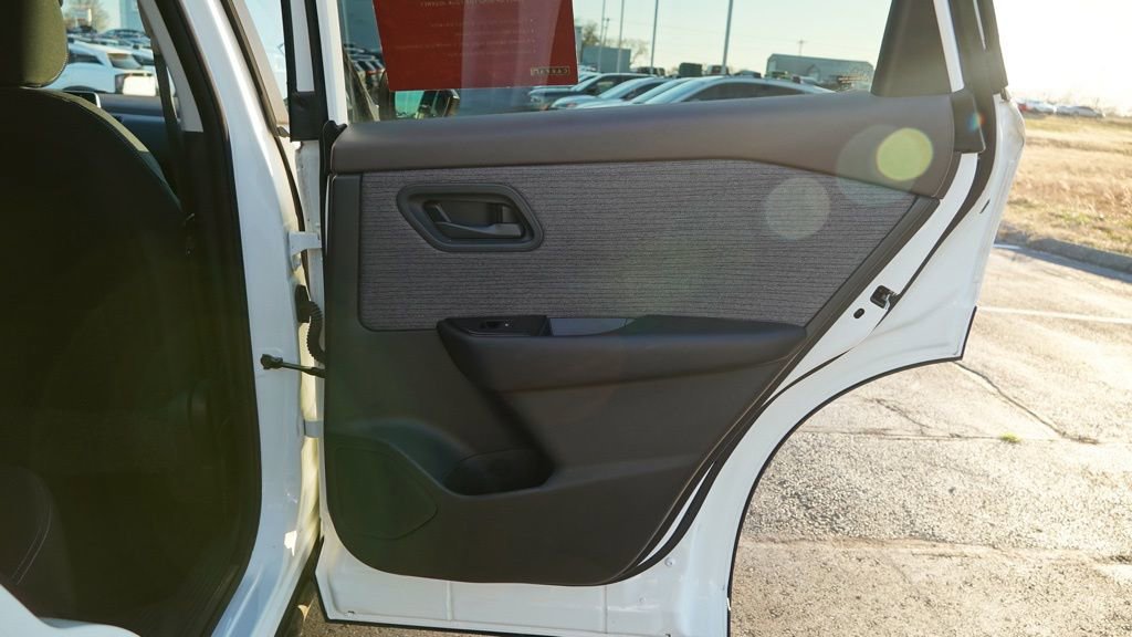 Used 2023 Nissan Rogue S image 19