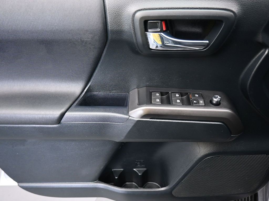 Used 2017 Toyota Tacoma TRD Sport image 10