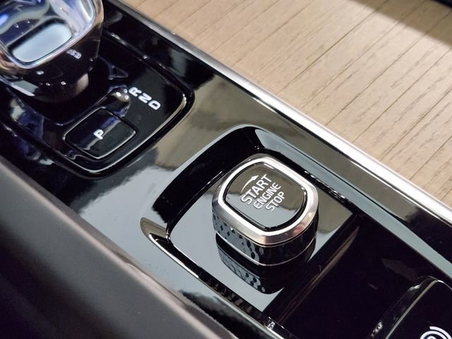 New 2026 Volvo XC60 B5 Plus w/ Protection Package Premier AWD/4WD image 21