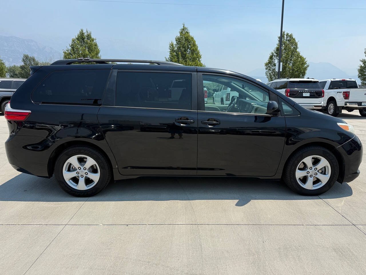 Used 2017 Toyota Sienna LE FWD image 2