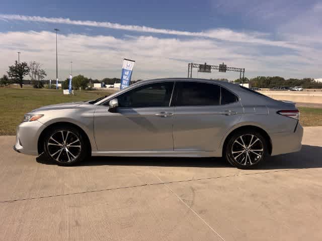 Used 2020 Toyota Camry SE w/ Carpet Mat Package FWD image 4
