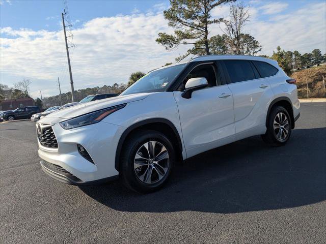 Certified 2024 Toyota Highlander XLE image 7