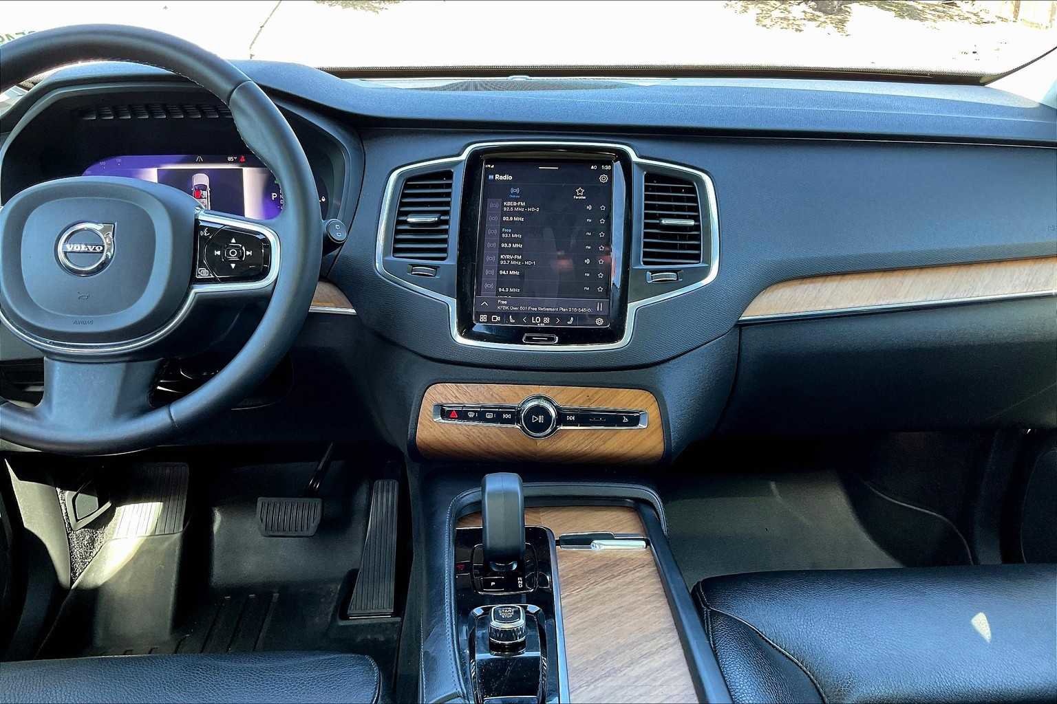 Used 2023 Volvo XC90 T8 Core image 9