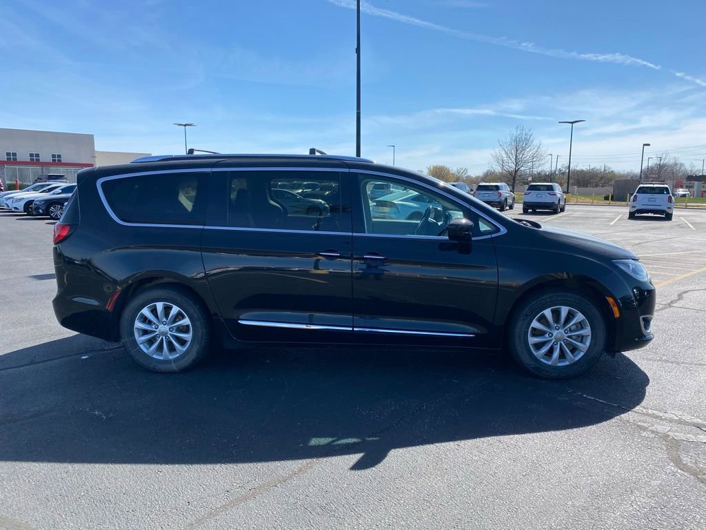 Used 2019 Chrysler Pacifica Touring-L image 9