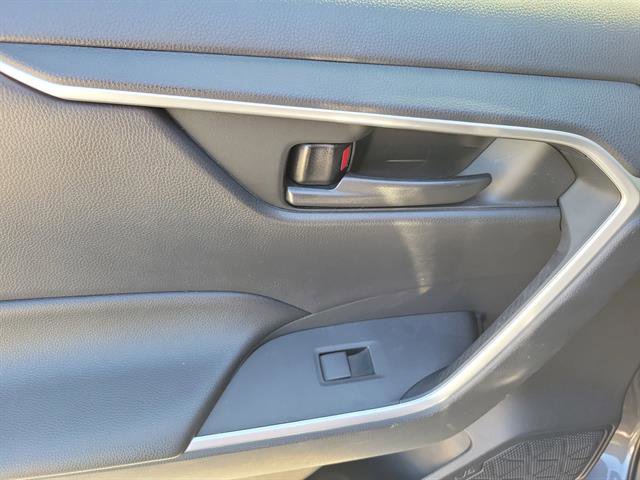 Used 2019 Toyota RAV4 LE image 12