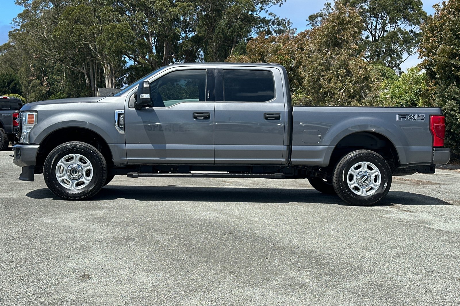 Used 2022 Ford F250 XLT w/ Black Appearance Package AWD/4WD image 2