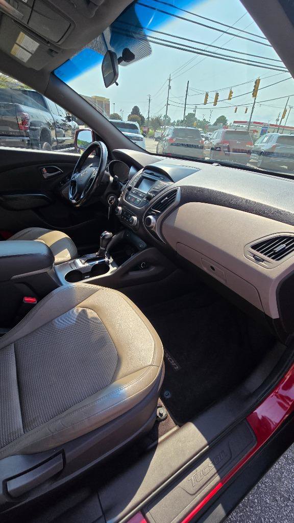 Used 2015 Hyundai Tucson SE AWD/4WD image 16