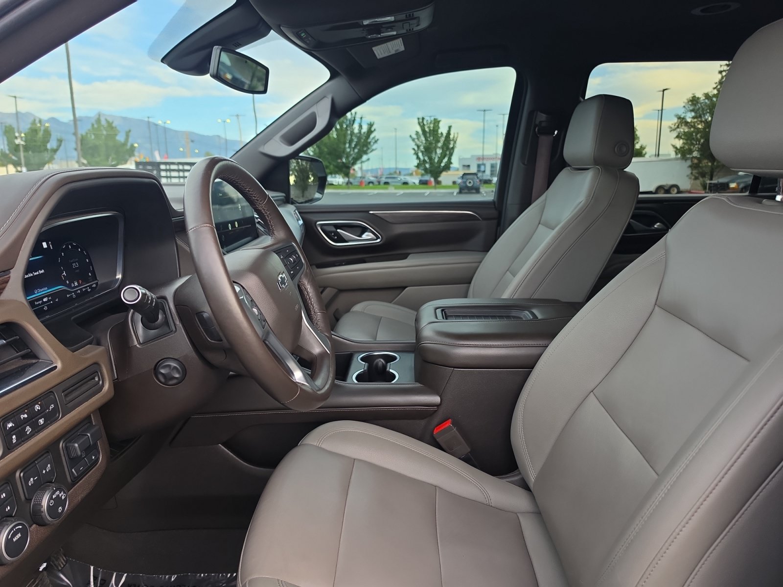 Certified 2022 Chevrolet Suburban Z71 w/ Luxury Package AWD/4WD image 10