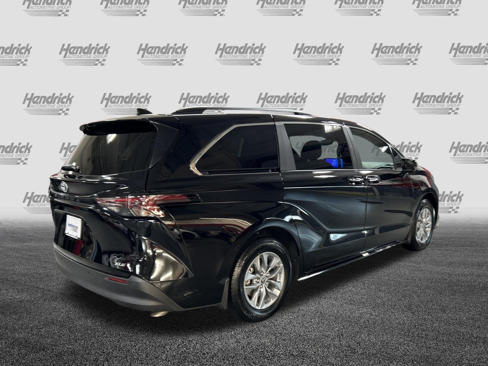 Certified 2025 Toyota Sienna XLE FWD image 10