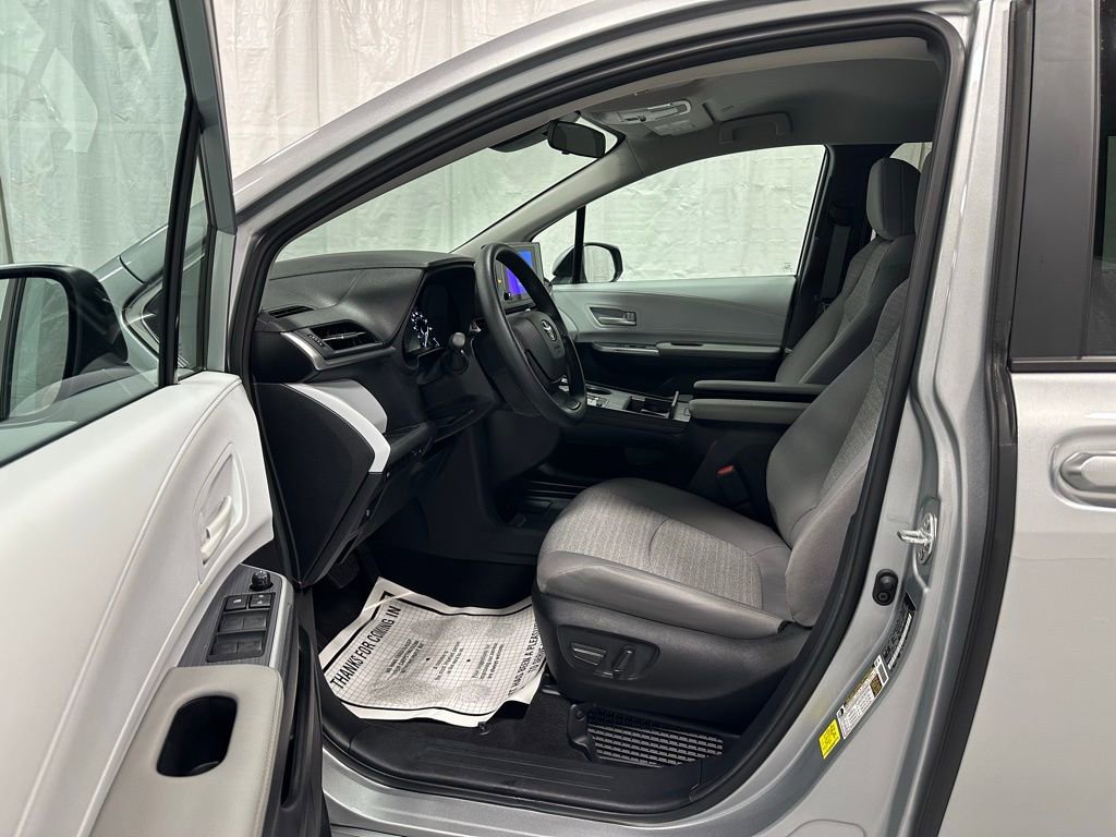 Used 2025 Toyota Sienna LE image 10