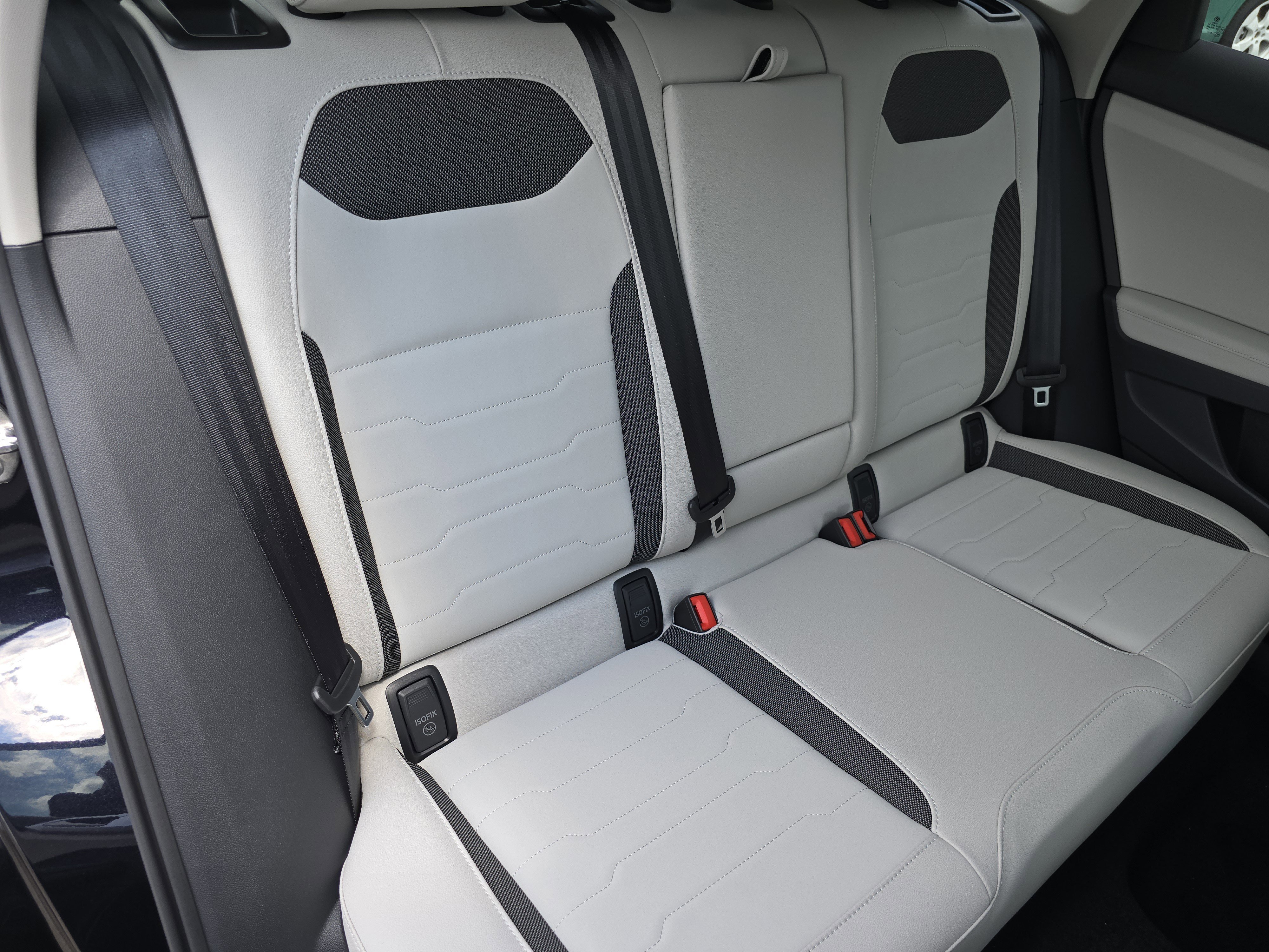 New 2025 Volkswagen Taos SE image 18