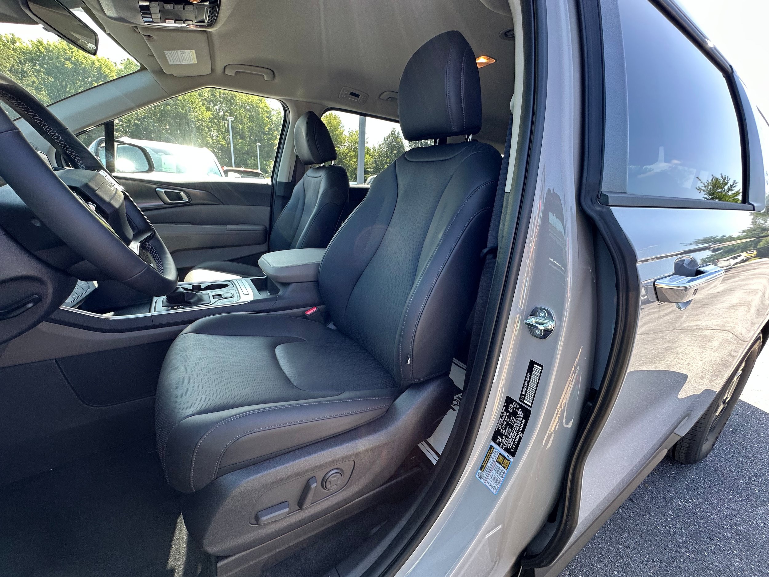 New 2027 Kia Carnival FWD image 25