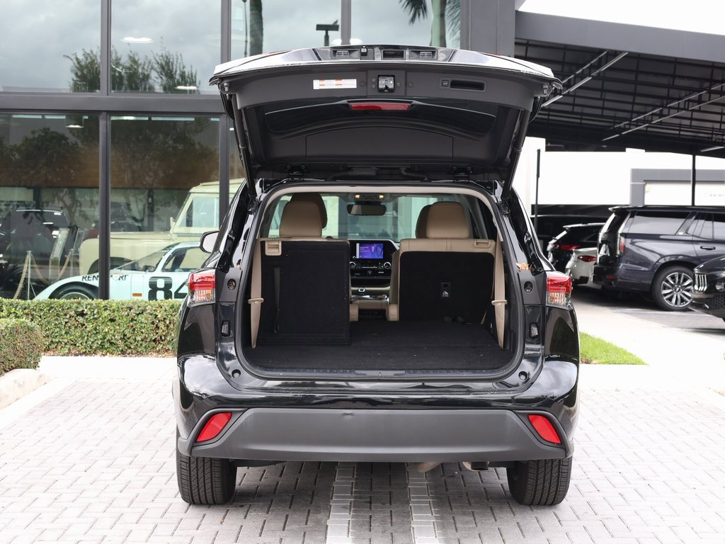 Used 2023 Toyota Highlander XLE image 7