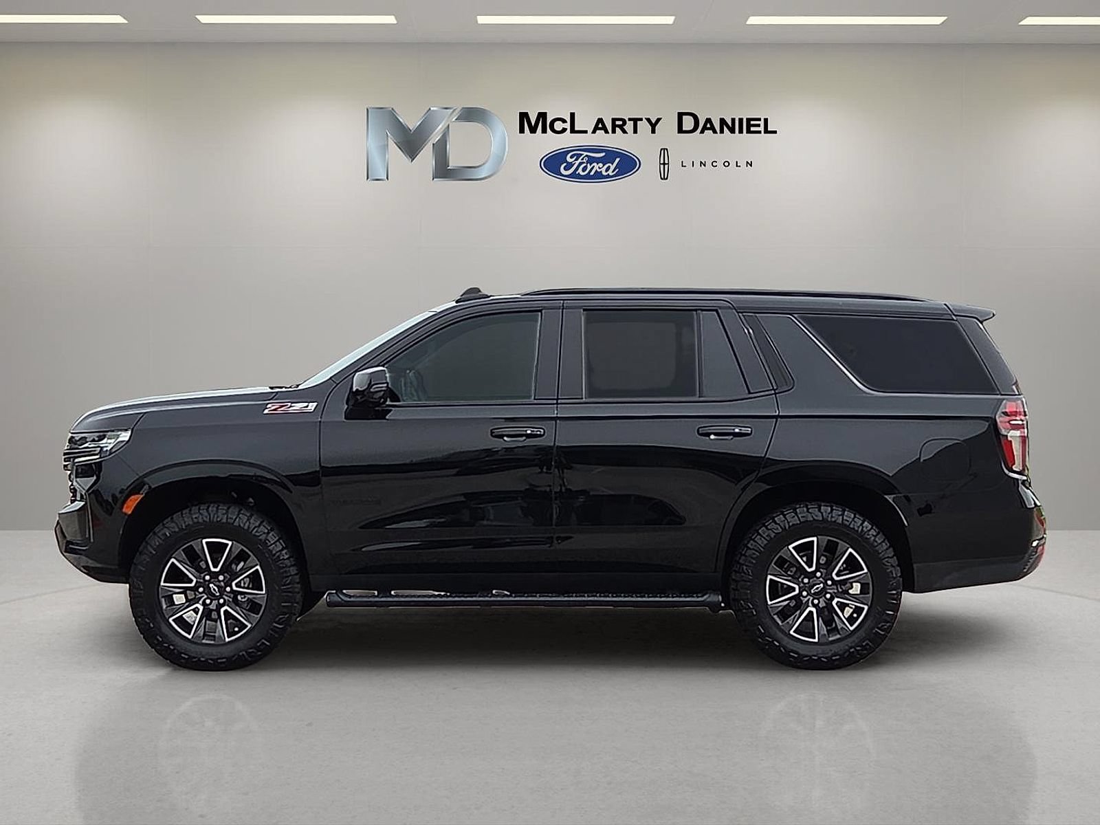 Used 2021 Chevrolet Tahoe Z71 w/ Z71 Signature Package AWD/4WD image 3