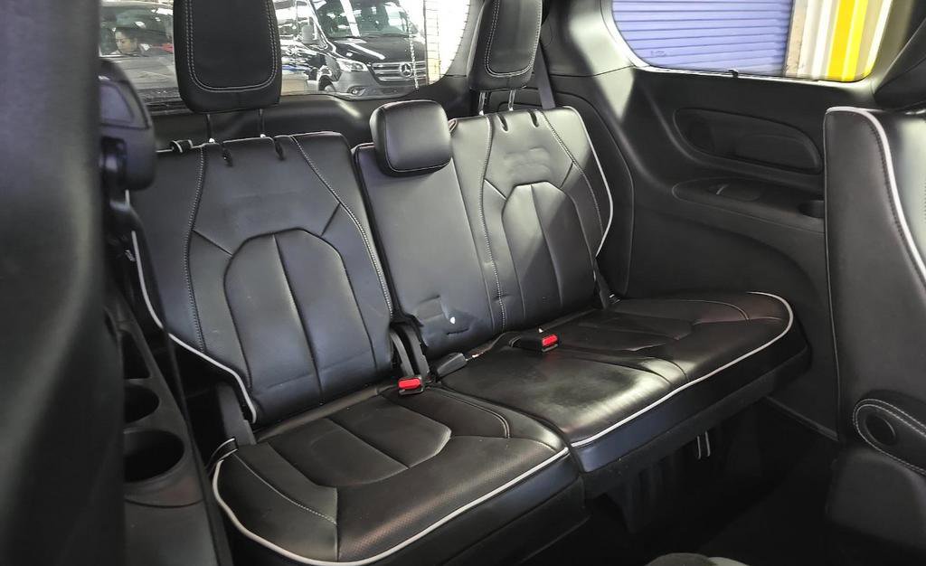 Used 2023 Chrysler Pacifica Limited w/ Uconnect Theater Family Group FWD image 13