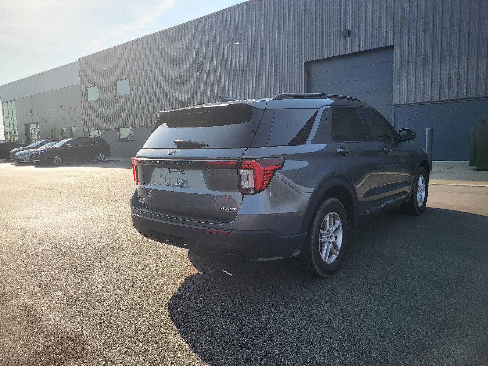 Used 2025 Ford Explorer Active image 3