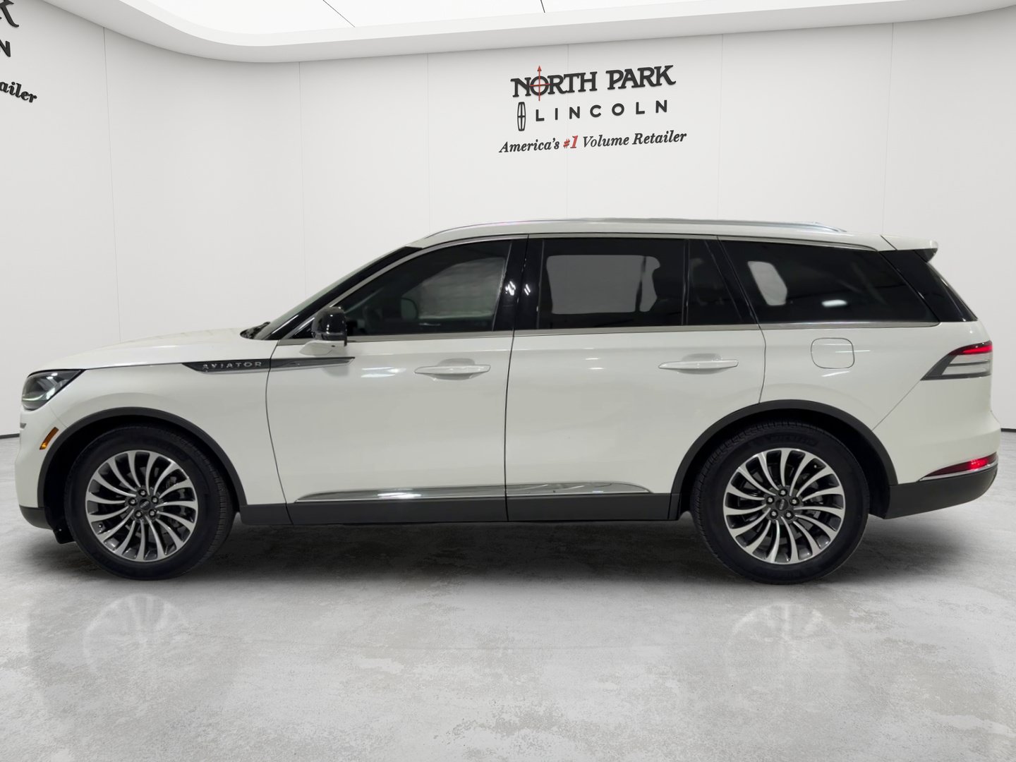 Used 2021 Lincoln Aviator Reserve w/ Class IV Trailer Tow Package RWD image 2