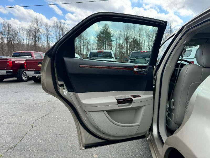 Used 2006 Chrysler 300 C w/ Navigation & Sound Group II RWD image 11