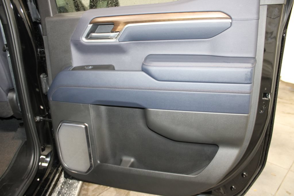 Used 2025 Chevrolet Silverado 1500 High Country AWD/4WD image 37