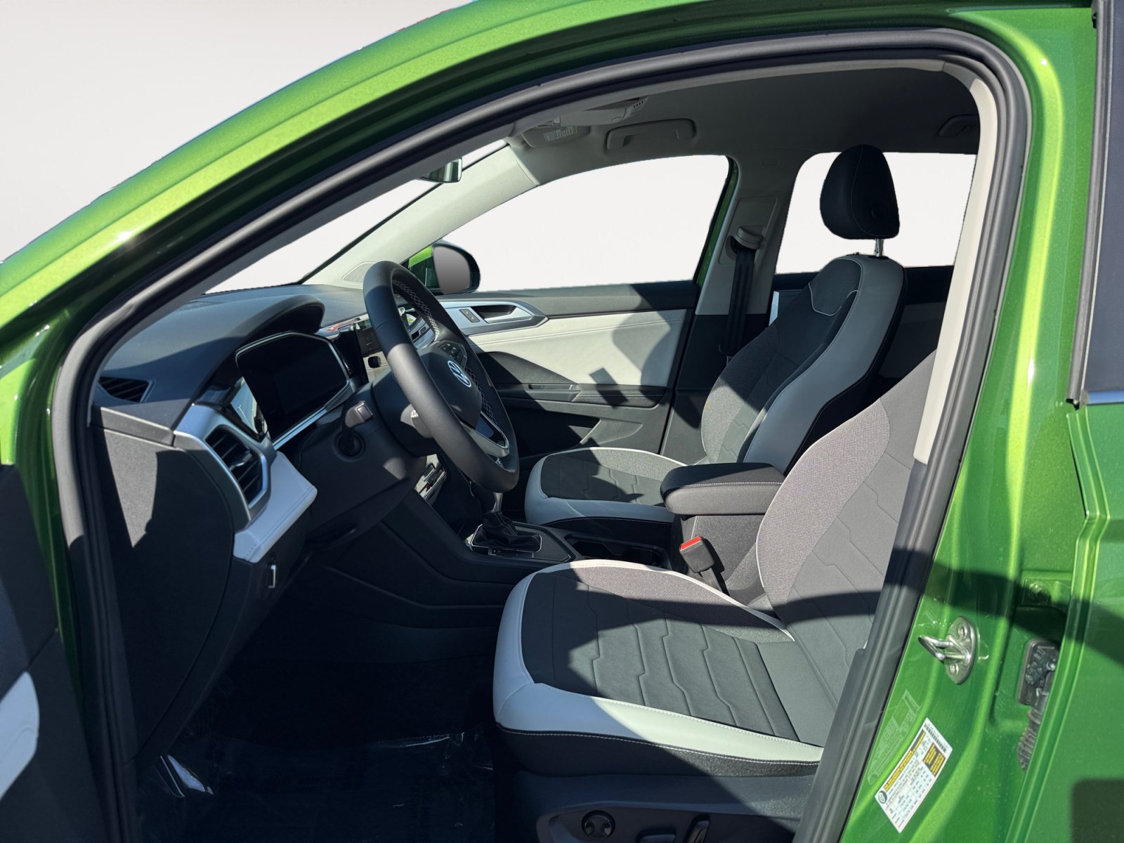 New 2027 Volkswagen Taos SE FWD image 10