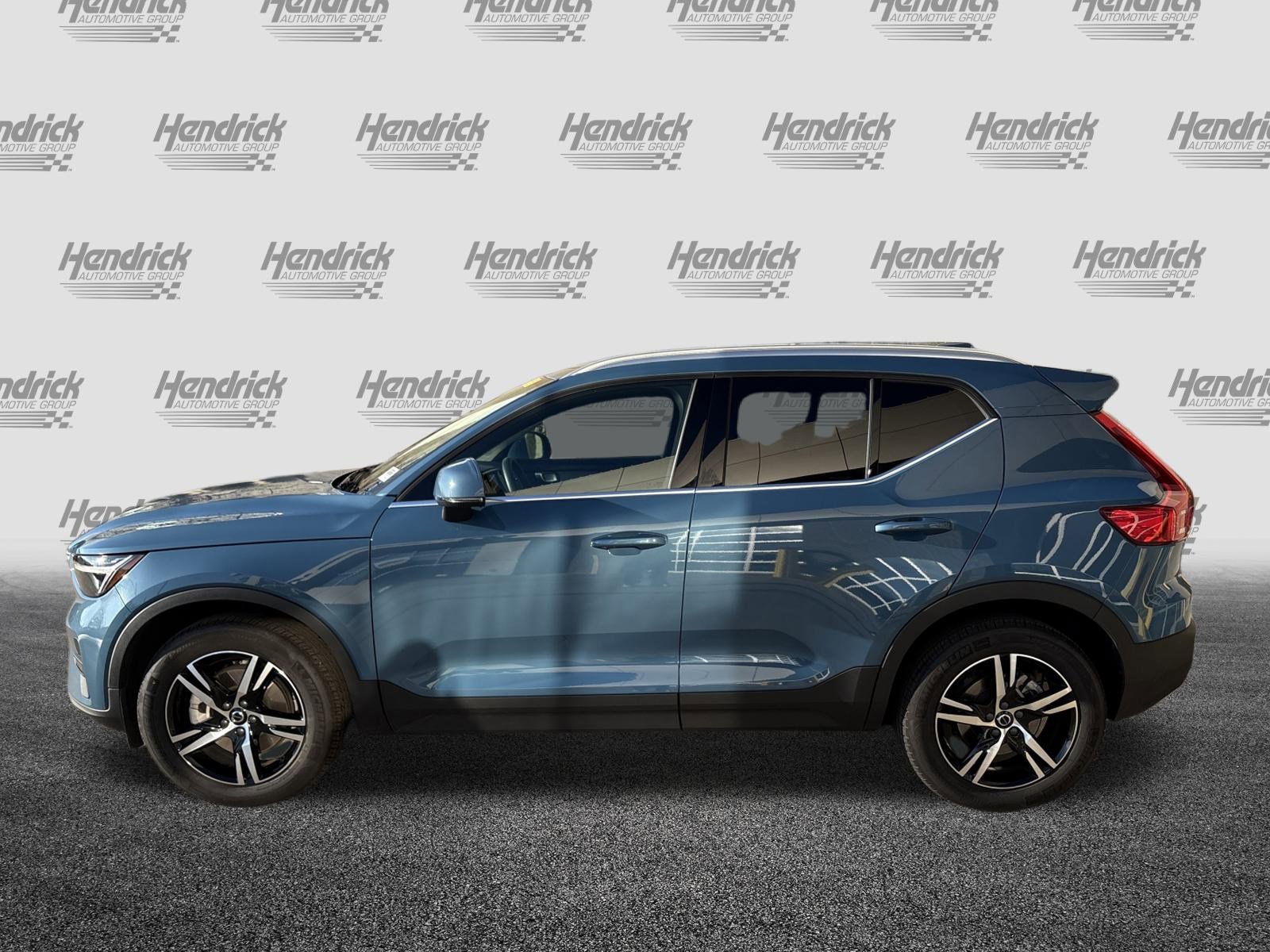 Used 2025 Volvo XC40 B5 Core image 7