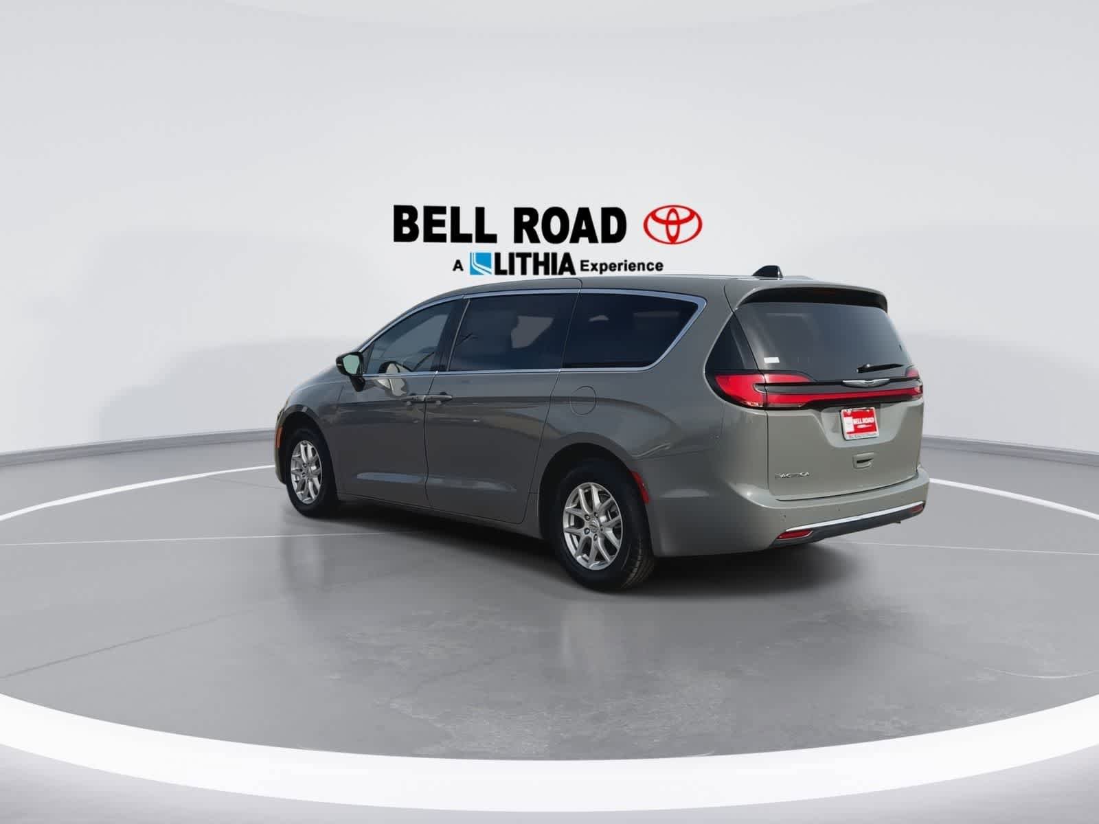 Used 2025 Chrysler Pacifica Select FWD image 7