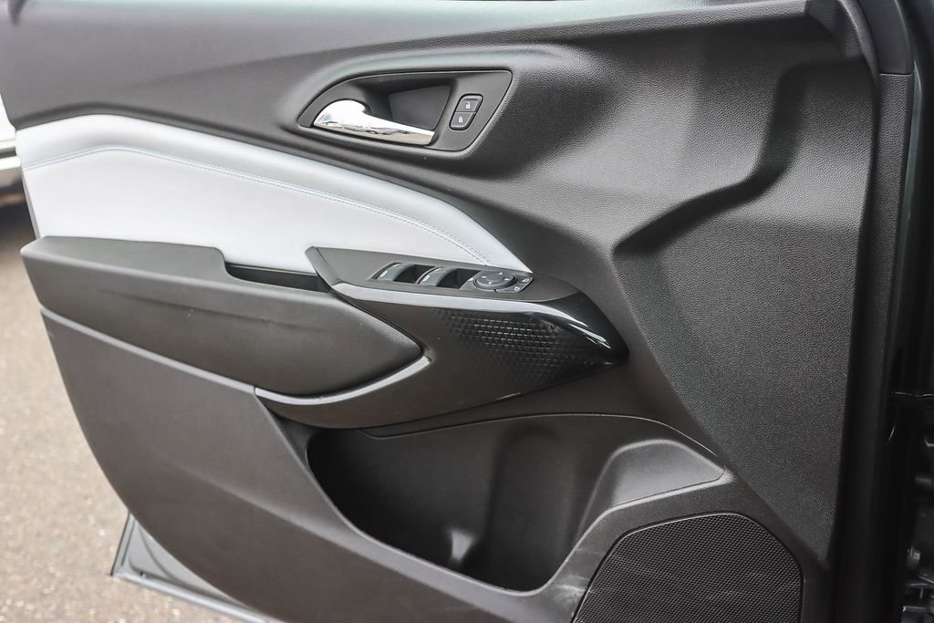 Used 2025 Chevrolet Trax LT w/ LT Convenience Package image 19