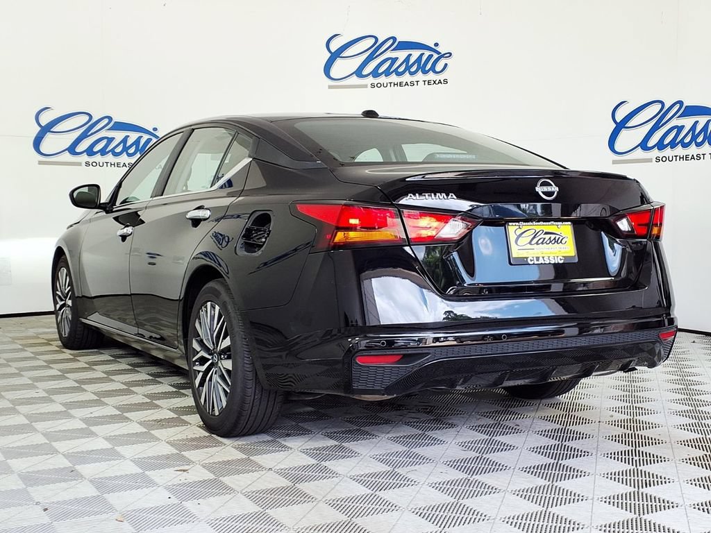 Used 2025 Nissan Altima 2.5 SV FWD image 2