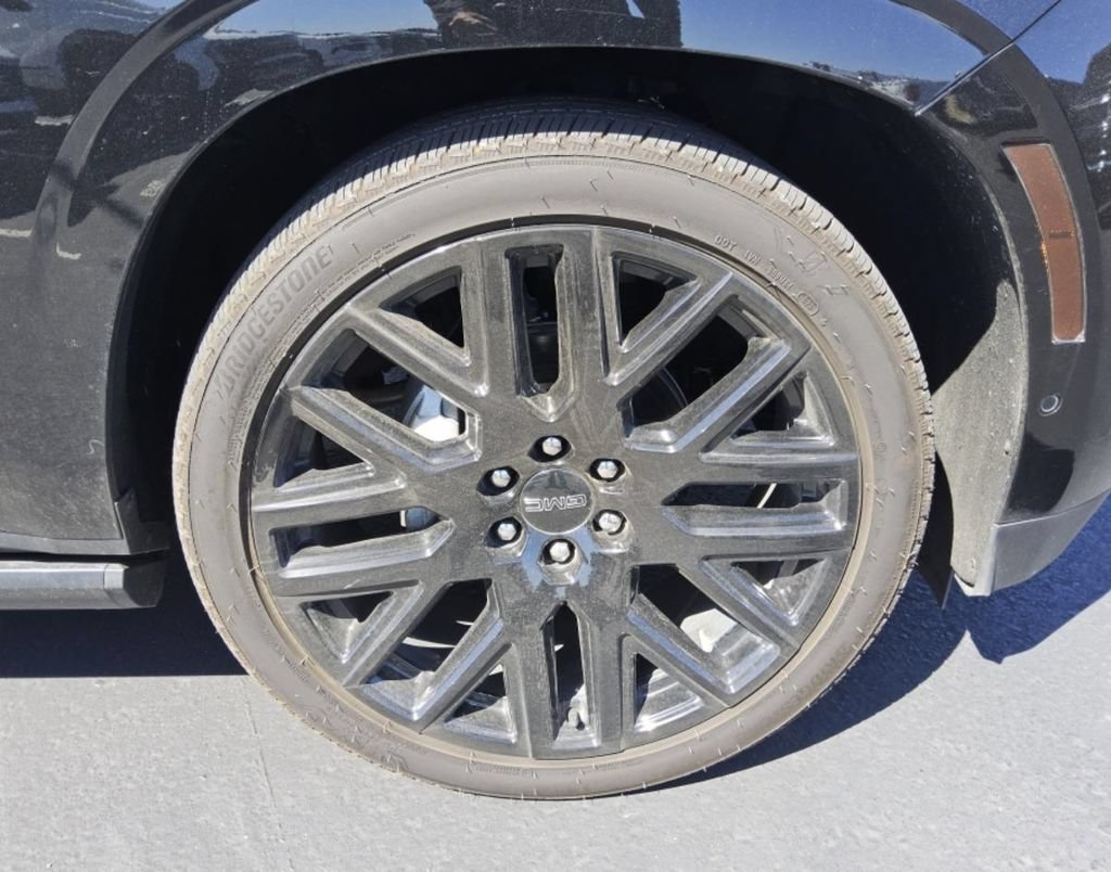Used 2025 GMC Yukon Denali Ultimate AWD/4WD image 2