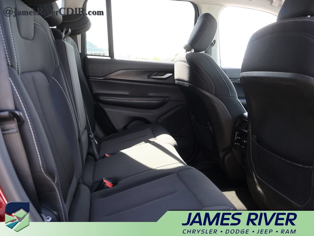 Used 2024 Jeep Grand Cherokee Laredo RWD image 12
