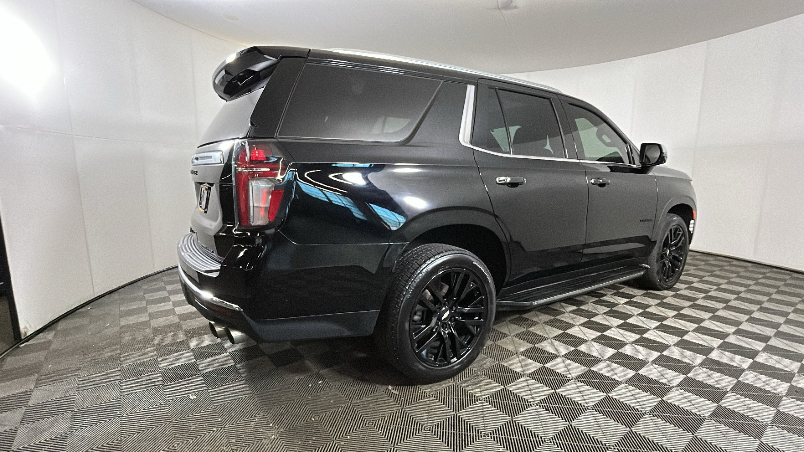Used 2021 Chevrolet Tahoe Premier w/ Premium Package AWD/4WD image 3