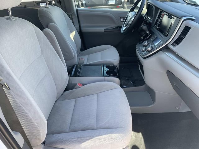Used 2020 Toyota Sienna LE w/ Carpet Mat Package image 32