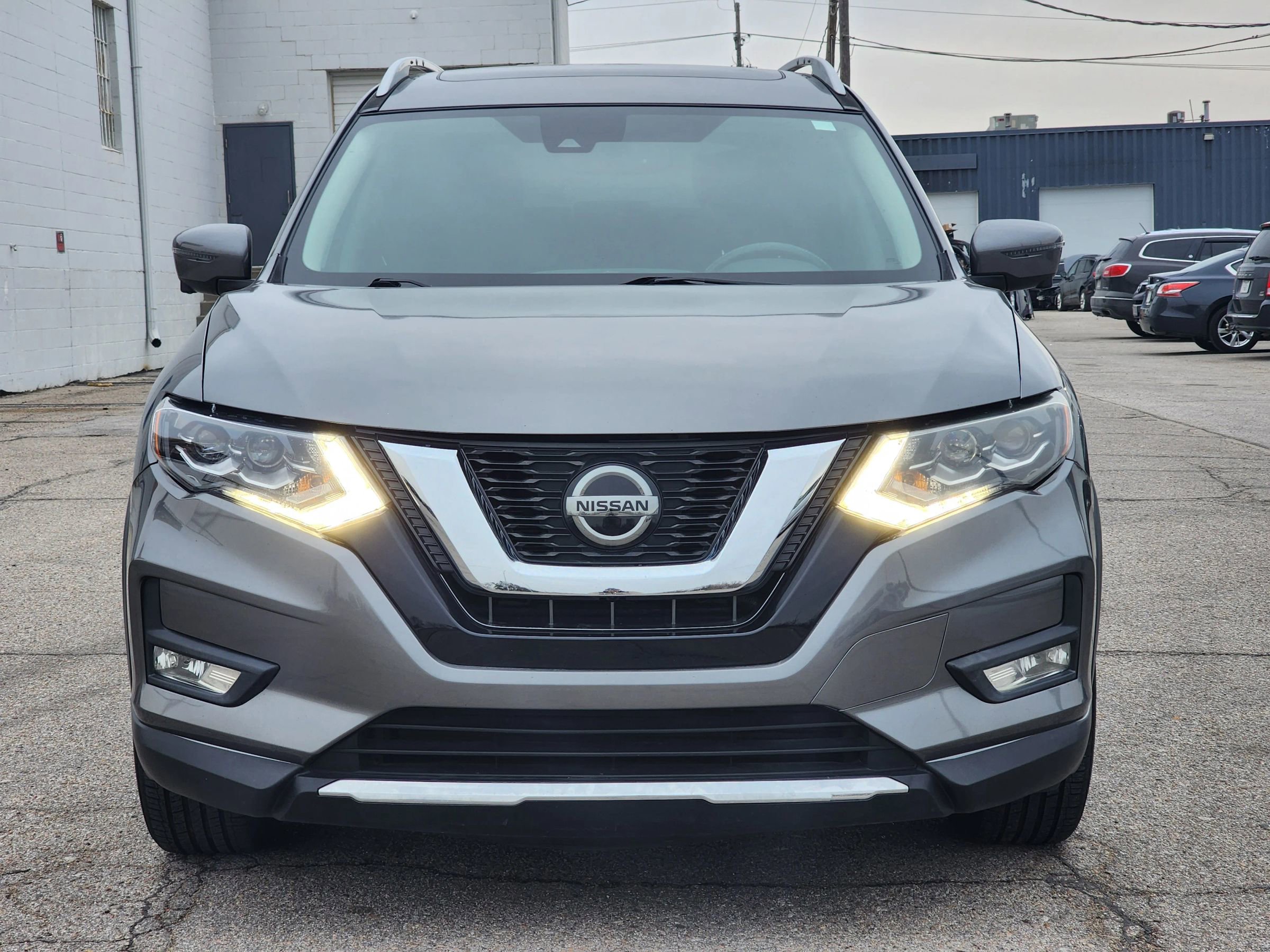 Used 2018 Nissan Rogue SL w/ Premium Package image 2