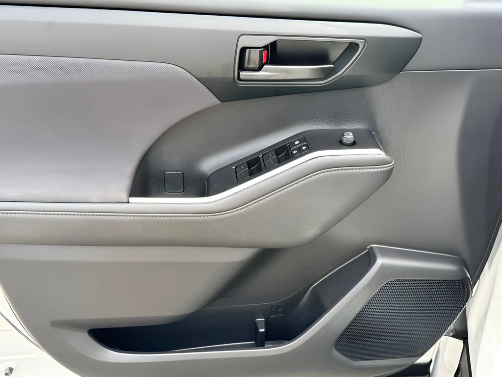 Used 2024 Toyota Highlander LE image 24