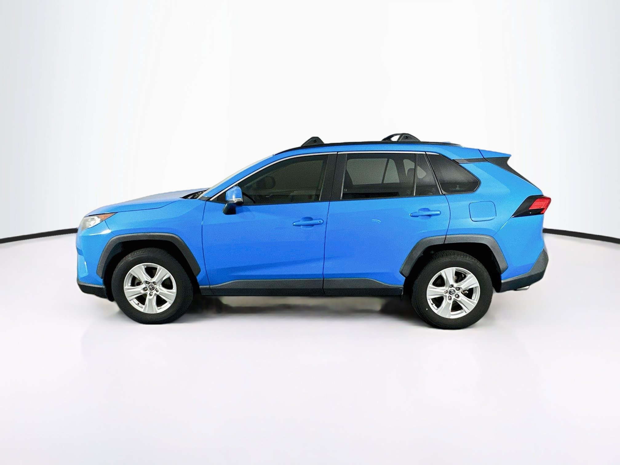 Used 2020 Toyota RAV4 XLE w/ Convenience Package FWD image 4