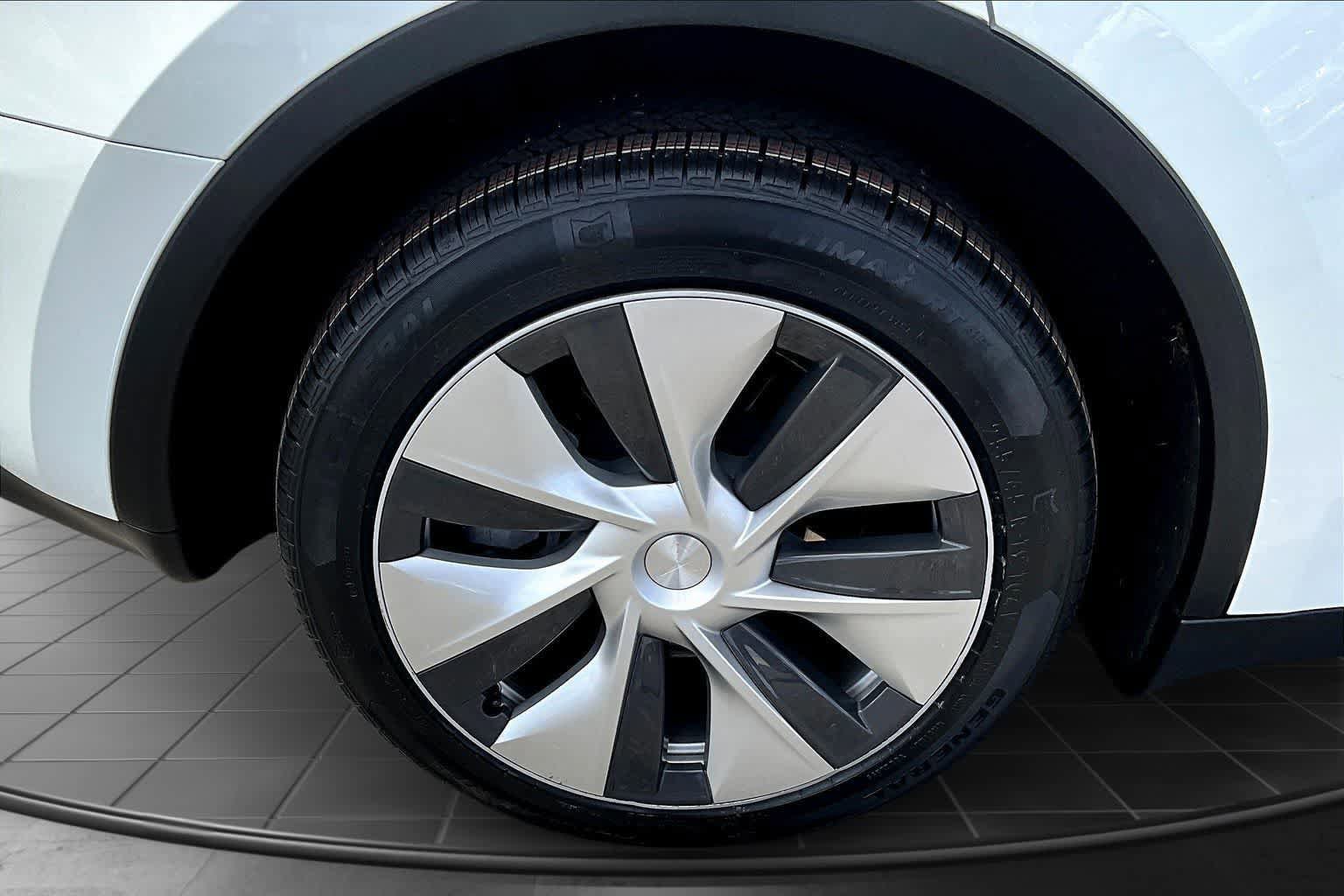 Used 2023 Tesla Model Y Long Range image 35