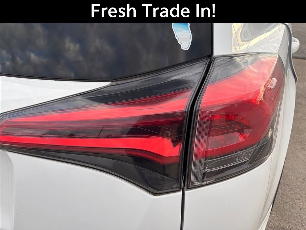 Used 2018 Toyota RAV4 LE FWD image 10