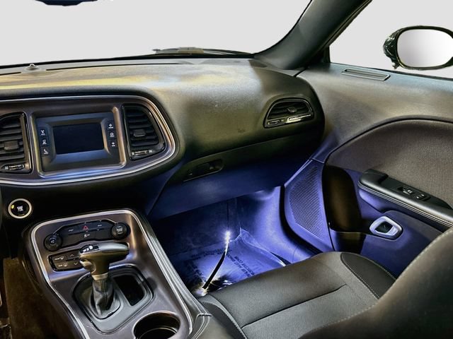 Used 2015 Dodge Challenger SXT RWD image 21