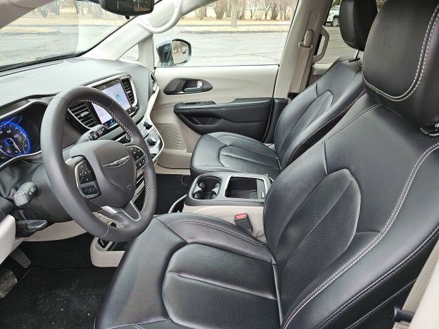 Used 2024 Chrysler Pacifica Touring-L image 19