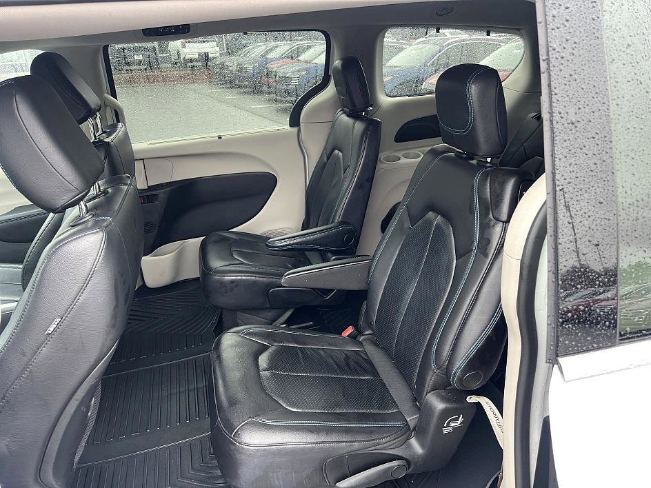 Used 2021 Chrysler Pacifica Touring-L image 15