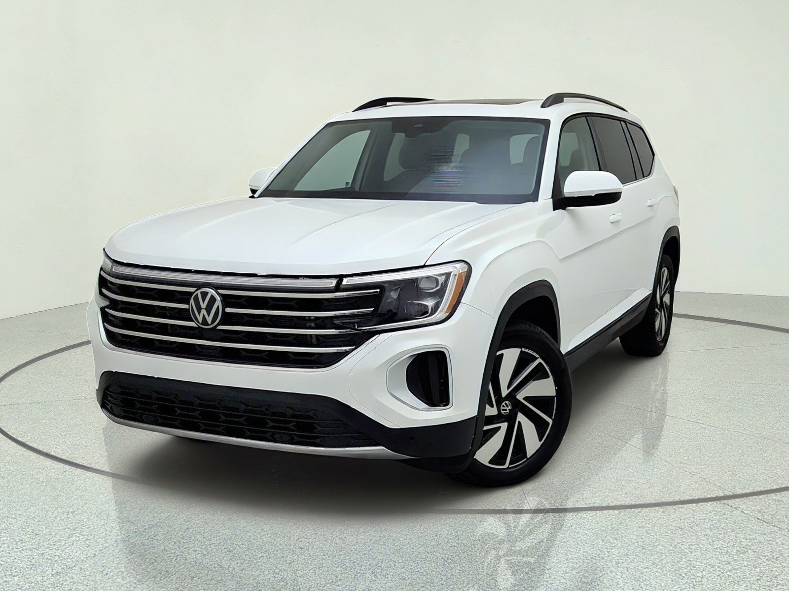 Used 2024 Volkswagen Atlas SE w/ Panoramic Sunroof Package FWD image 2