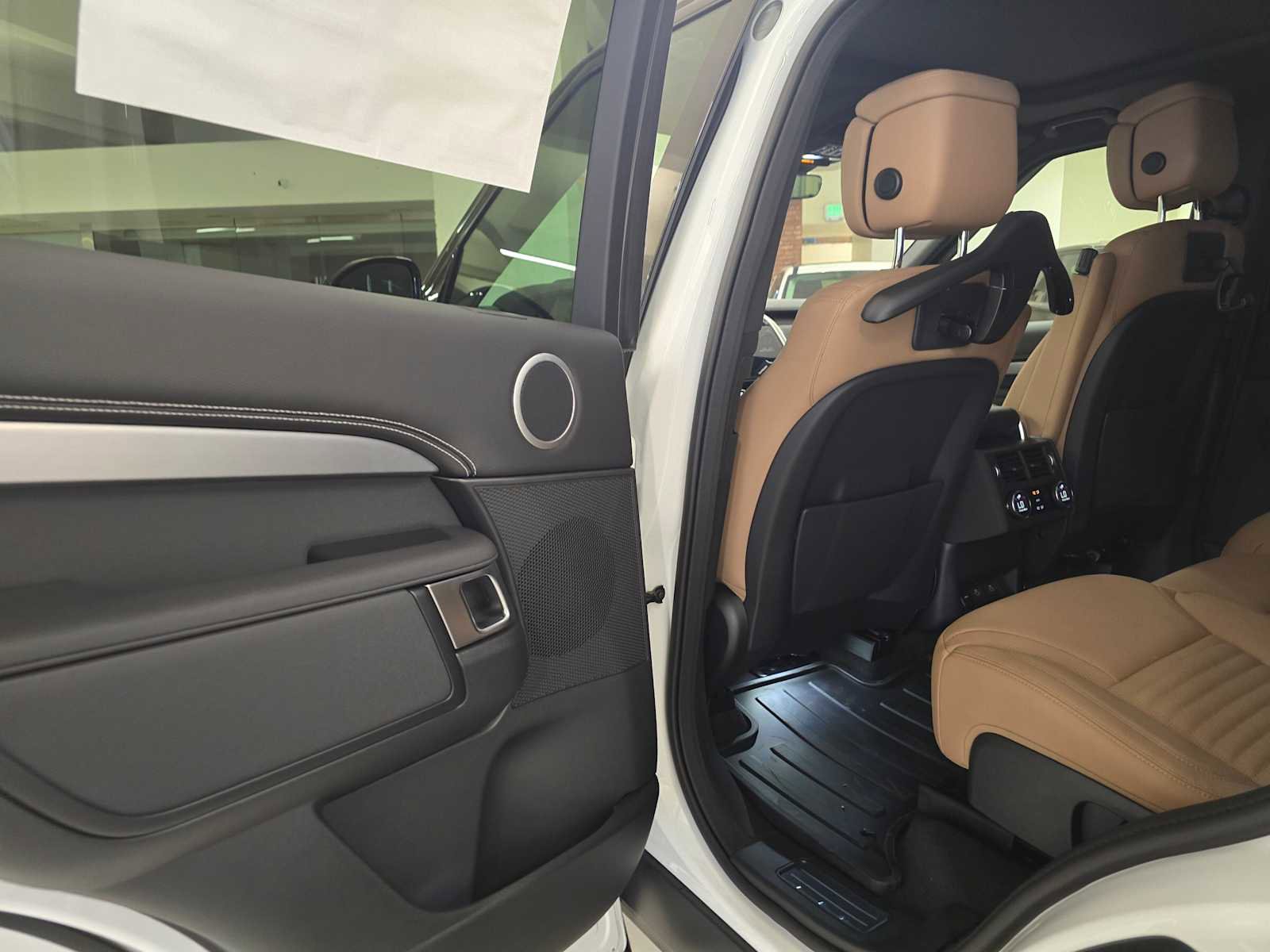 New 2025 Land Rover Discovery Dynamic SE image 15