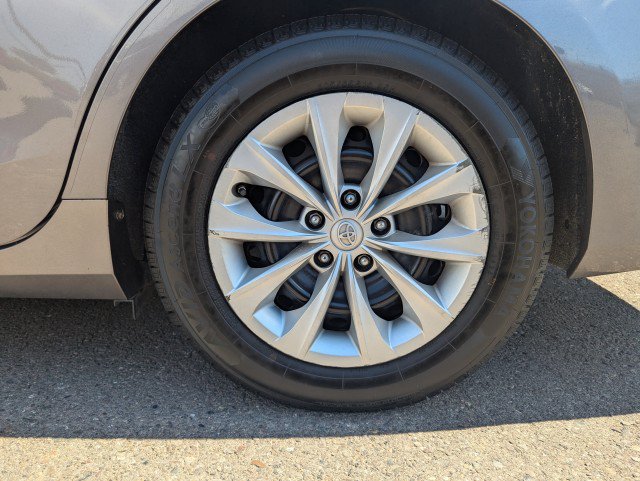 Used 2016 Toyota Camry LE FWD image 25