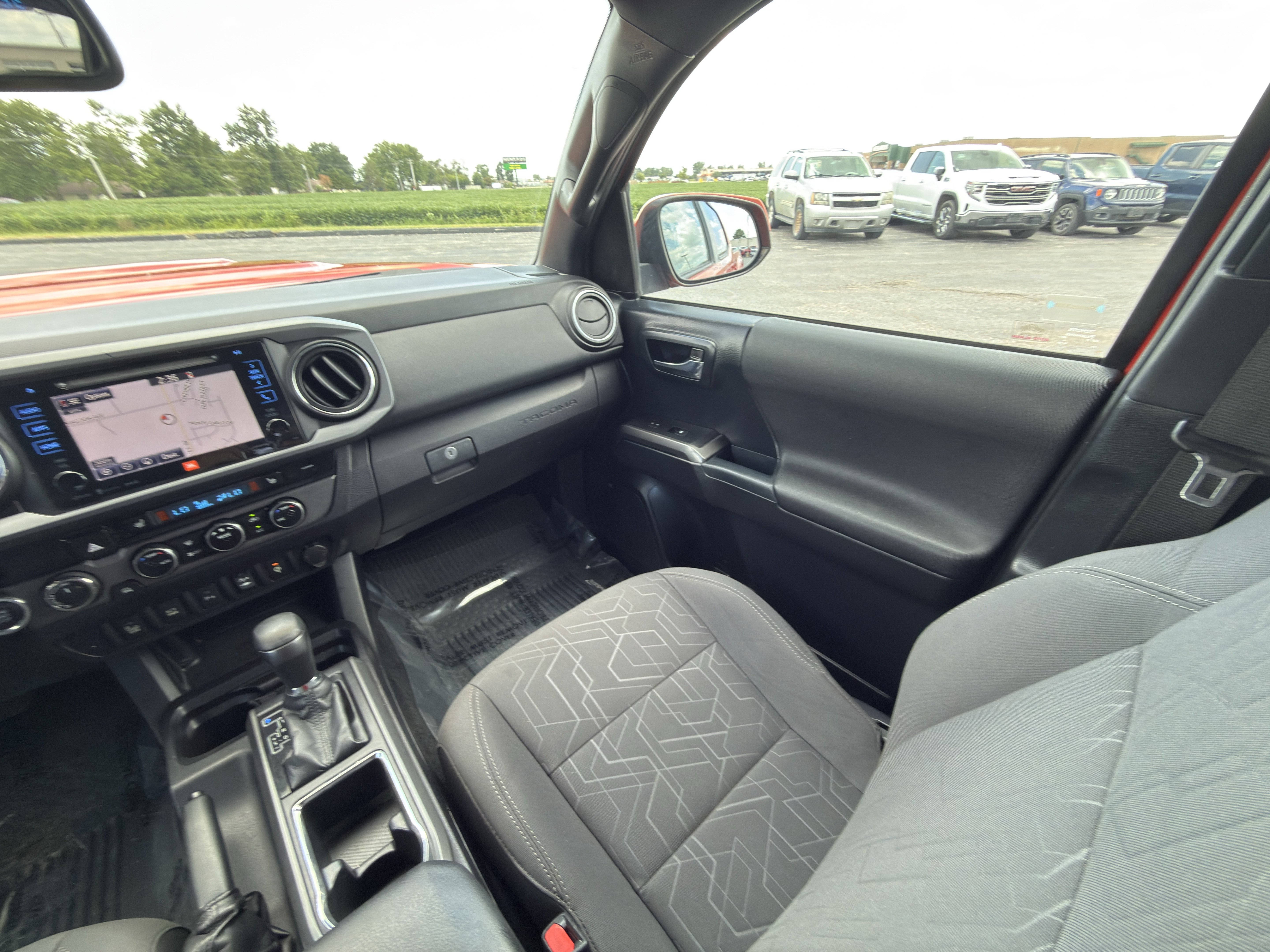 Used 2017 Toyota Tacoma TRD Sport AWD/4WD image 30