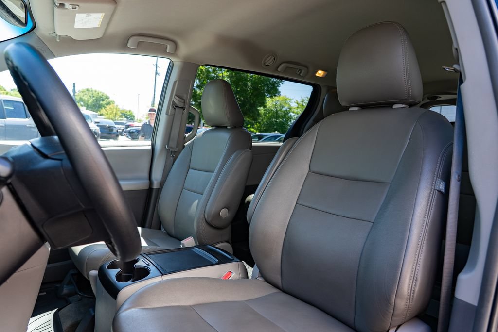 Used 2015 Toyota Sienna LE FWD image 19