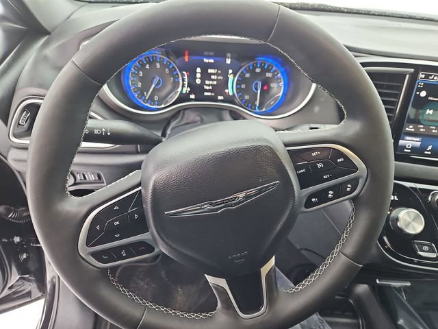 Used 2025 Chrysler Pacifica Select image 25